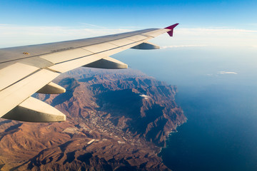Obraz premium Looking through window aircraft during flight in wing with top view