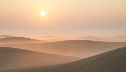 Lever du soleil dans un désert près de Dubaï