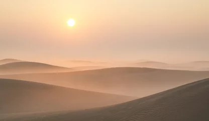 Fototapete Sandige Wüste Sonnenaufgang in einer Wüste in der Nähe von Dubai