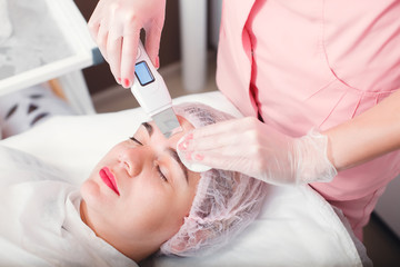 Obraz na płótnie Canvas Procedure of ultrasound face cleaning.