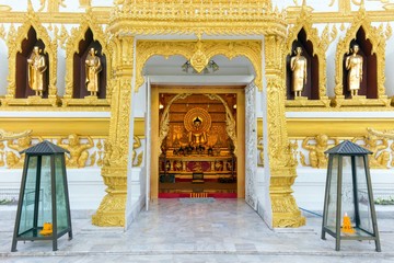 Fototapeta na wymiar Golden Buddha temple entrance