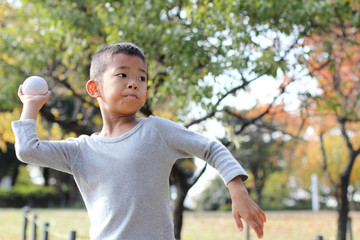 キャッチボールをする小学生(1年生)