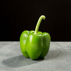 Grüne Paprika auf Stein