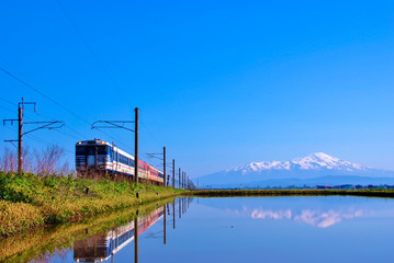 羽越本線　普通列車と鳥海山