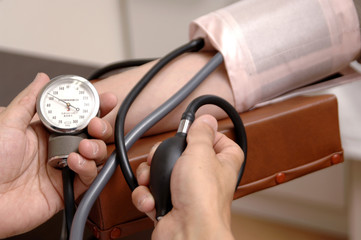 医師が血圧と脈をとる