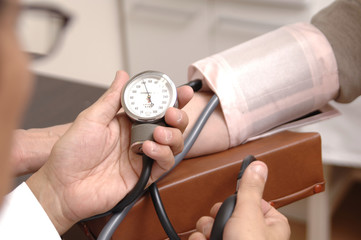 医師が血圧と脈をとる