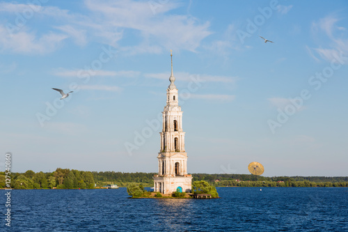 Колокольня посреди волги