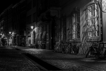 Häuserfassade am Münsterplatz in Freiburg bei Nacht ( schwarzweiss )