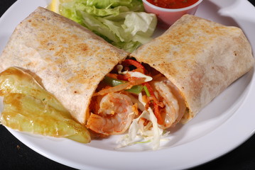 Burrito de camarón, jalapeños, guacamole y salsa roja