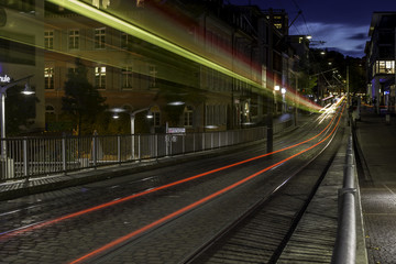 Fototapeta na wymiar Verkehr auf einer Strassenbahnbrücke in Freiburg bei Nacht
