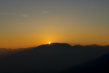 Obraz premium Ognisty zachód słońca z górskiego zbioru w czysty wieczór. Jesień. Orobie Alpy.