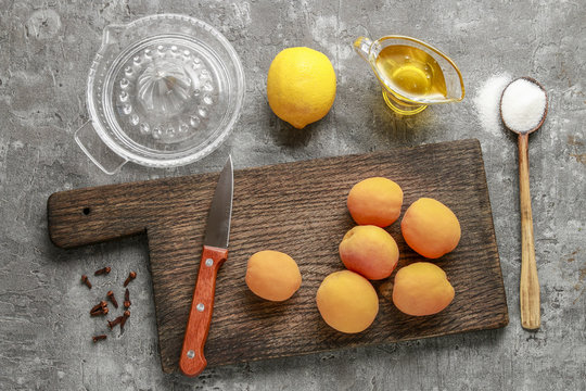 The ingredients needed for the apricot jam.