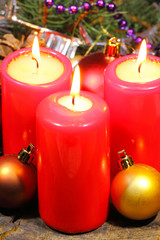 Adventskerzen, Weinachtsdekoration, Tannengrün