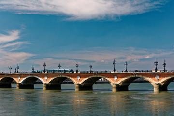 Tram sur le pont