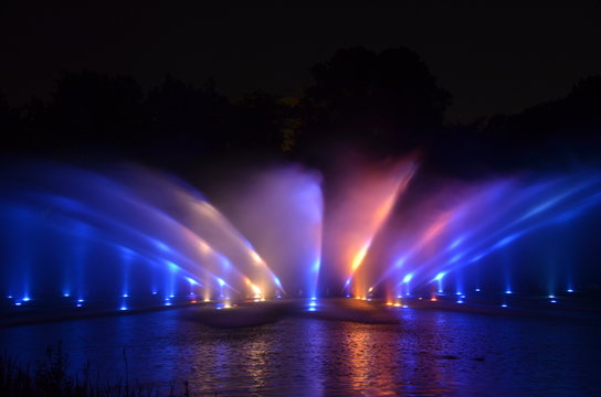 Farbenprächtige Wasserspiele im Park Planten un Blomen Hamburg