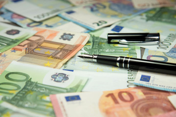 Ein Füllfederhalter und Bargeld