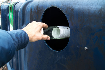 Leere Flasche in Altglas-Container werfen / Recycling / Wiederverwertung