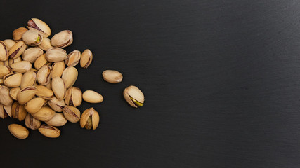 Pistacchi su fondo di ardesia