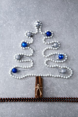 Christmas tree of pearls, cinnamon sticks and Christmas balls. T