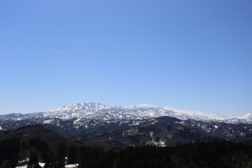 春日山から望む山々