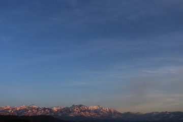 照らされる山々