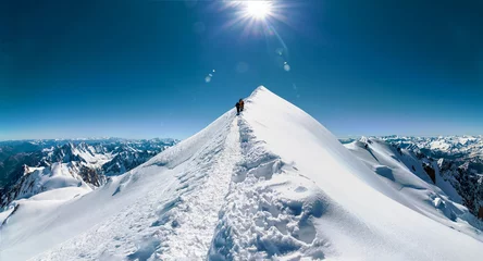 Gordijnen klimmers naderen de bergtop © rss_maxim