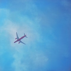Fototapeta na wymiar Flugzeug fliegt Warteschleifen