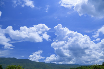Obraz premium 山並みと雲