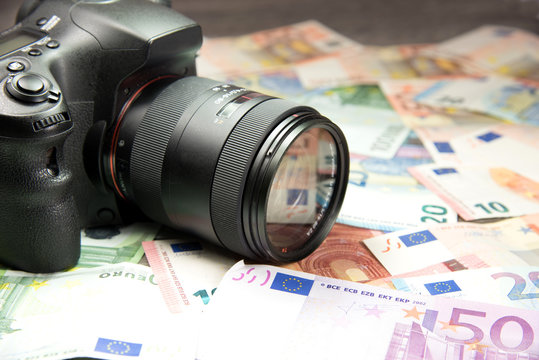 Eine Fotokamera und Geld