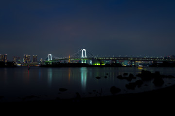 Rainbow Bridge in Tokio bei Nacht