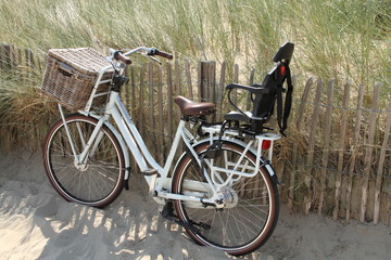 Fototapeta premium Fahrrad am Strand mit Kindersitz 