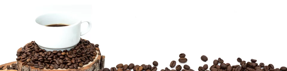 Kissenbezug isolierte Tasse Kaffee und Bohnen © Studio 888