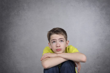 enfant garçon adolescent de 14 ans se posant des questions