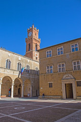 Fototapeta na wymiar Blick von Piazza Pio II auf den Palazzo Communale