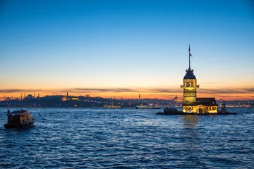 Foto op Plexiglas sundown views to istanbul lighthouse and skyline, turkey © jon_chica