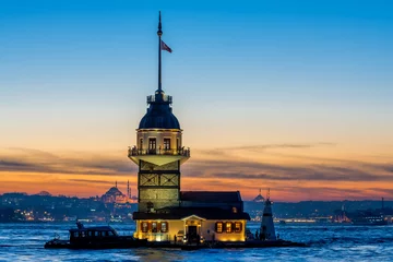 Blick auf den Sonnenuntergang auf den Leuchtturm und die Skyline von Istanbul, Türkei © jon_chica