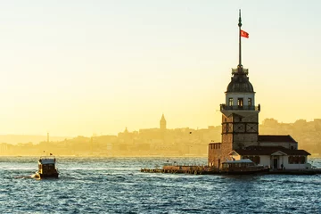Fototapete Leuchtturm Blick auf den Sonnenuntergang auf den Leuchtturm und die Skyline von Istanbul, Türkei