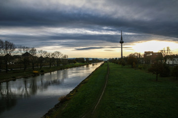Mannheimer Fernsehturm bei Morgendämmerung
