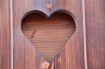 Holzfensterladen mit Herz