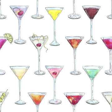 hand drawn watercolor seamless pattern with cocktails in cocktai