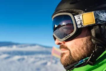 Photo sur Aluminium Sports dhiver Skier with large modern ski goggles