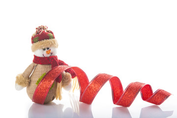 Tarjeta para la celebración de la Navidad con muñeco de nieve y adornos navideños