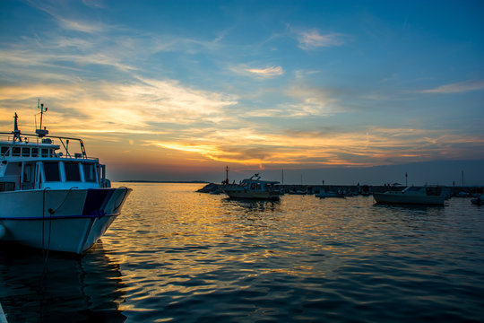 Boote Ankern an Steg in Kroatien bei Sonnenuntergang 