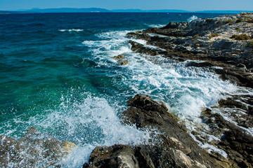 Wellen an der malerischen Küste von Kroatien