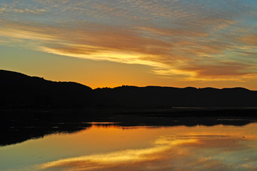 Sud Africa, 27/09/2009: un tramonto mozzafiato a Thesen Islands, un insediamento portuale sorto sull'estuario della città di Knysna, sulla Garden Route