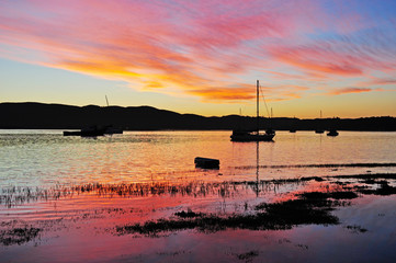 Sud Africa, 27/09/2009: barche e tramonto mozzafiato a Thesen Islands, un insediamento portuale...