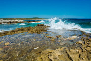 Wellen an der malerischen Küste von Kroatien