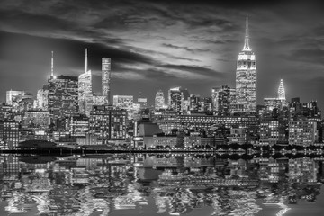 Fototapeta na wymiar Manhattan skyline by night