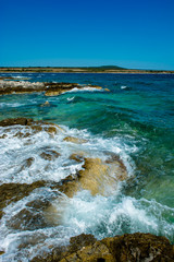 Wellen an der malerischen Küste von Kroatien