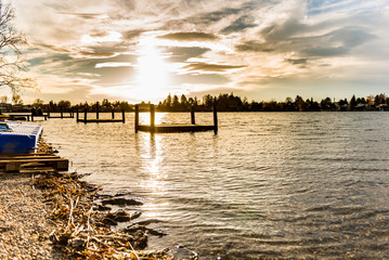 Gegenlicht bei Sonnenuntergang am See